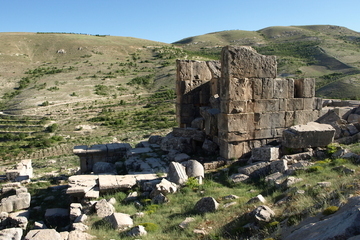 remains of the temple at Hosn Niha