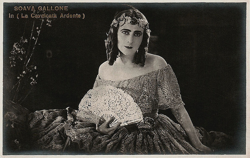 Soava Gallone in La cavalcata ardente