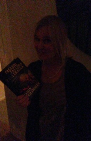 Carin med sin nya bok. Mörk bild säger ni? Detta är den ljusaste jag har.