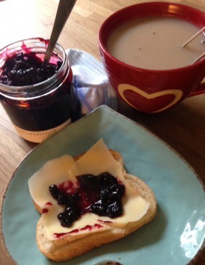 Te (earl grey), rostmacka med ost och en hemgjord svartvinbärssylt (som jag fick igår). Ren och skär bliss.