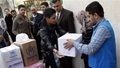 REUTERS/Thaier Al-Sudani - Displaced Iraqi Sunnis fleeing from Islamic State militants in al-Baghdadi district in Anbar provinces, receive aid from the United Nations Refugee Agency (UNHCR) in Baghdad February 24, 2015.