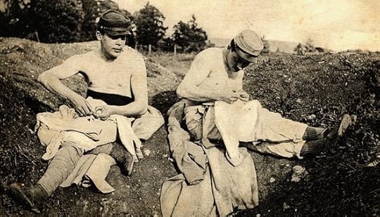 Slang:French soldiers picking lice out of their clothing