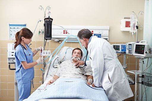 Clinicians in Intensive Care Unit by Calleamanecer. CC BY-SA 3.0 via <a href=