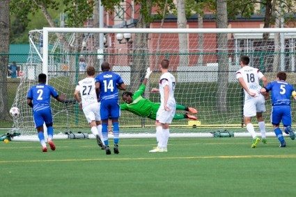 Atlanta keeper Stewart Ceus dives, but can't stop Lance Laing's free kick from going in. PHOTO: TONY LEWIS/FC EDMONTON