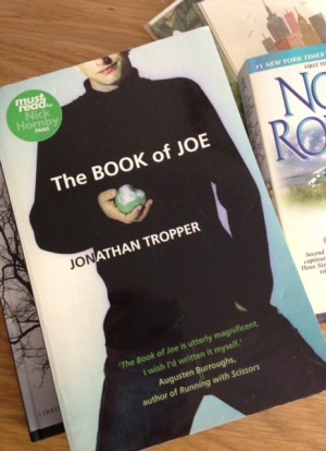 The book of Joe. Kluvenheten i mig när jag läser denna. Å ena sidan intressant och ibland rolig, å andra sidan koketterande intellektualiserande och in your face