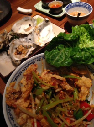 Grillade ostron och nån sorts krabbwok.