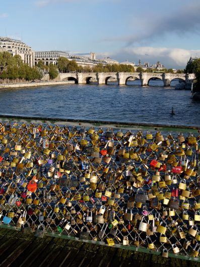 Love_padlocks_Pont_des_Arts_2012-10-13_n02 (2)