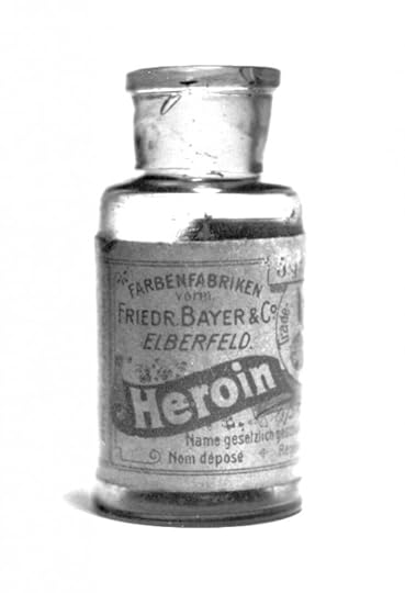 Pre-War heroin bottle, originally containing 5 grams of heroin substance, by Mpv_51. Public domain via Wikimedia Commons.