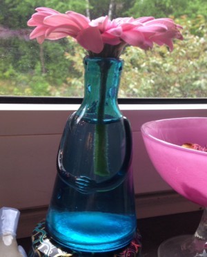 Hur söt är inte denna? En liten dam, här med en rosa hatt i form av en gerbera. Den är en present, köpt på Myrorna, och mig mycket kär.