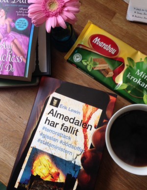 Åh! Den här boken kom idag, så himla efterlängtad. Kaffe och mintchoklad till det = måndagsbliss