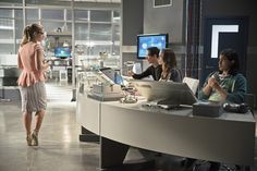 Felicity at STAR Labs - The Flash Season 1 Episode 8 - TV Fanatic