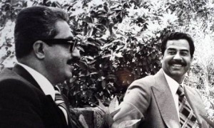 Tareq Aziz (sx) con Saddam Hussein (Internet)