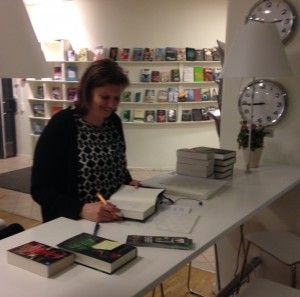 Jag hade manusmöte med Karin och John, men det plåtade jag inte för jag var så upptagen med att prata. Jag signerade lite böcker och nu är jag hemma.