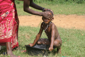 African mothers bathe their children with a firm hand (Photo: Shutterstock)