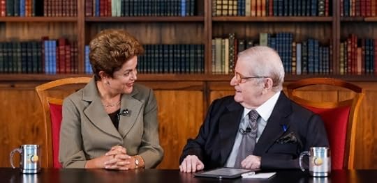 13jun2015---dilma-rousseff-e-entrevista-por-jo-soares-em-programa-transmitido-na-madrugada-deste-sabado-na-conversa-gravada-na-tarde-de-sexta-no-palacio-da-alvorada-residencia-oficial-da-presidente-14341837