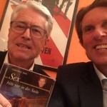 Frank Elstner mit der Audio-CD von Sex bitte nur in der Suite