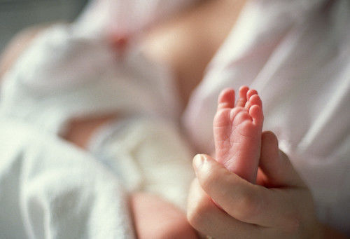 To Stay Young, Be an Older Mom
