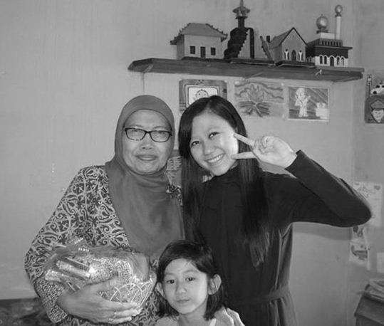 Bersama Bunda Tini, wali kelas Rasi (Foto diambil oleh Ceu Asri Resmisari).