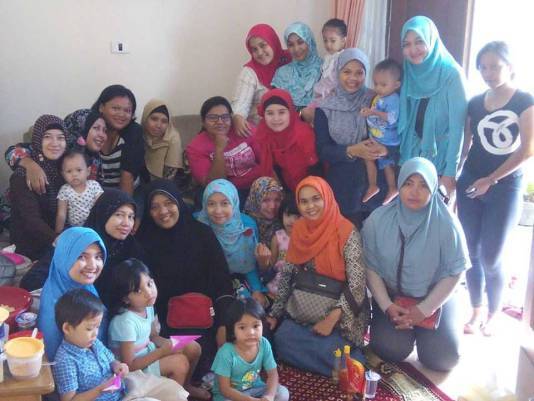 Ibu-ibu di acara cucurak yang enggak sempat saya hadiri (Foto milik Ceu Asri Resmisari).