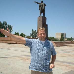 bearded bc dee mimics lenin statue