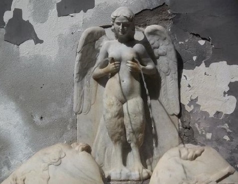 Detail of the Fountain of the Spinacorona by Little john via Wikimedia Commons [public domain].