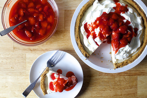 strawberry cheesecake ice cream pie