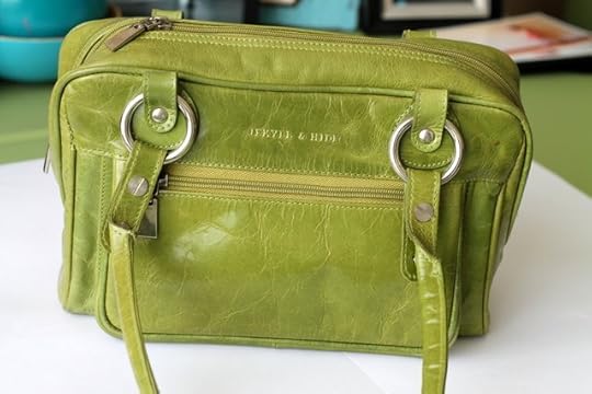 Storing handbags | Www.OrganisingQueen.com