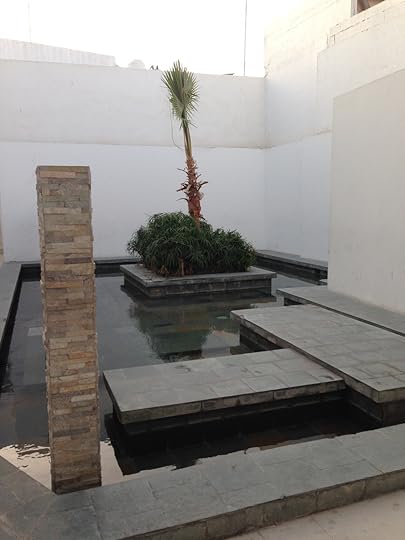 Imagine our surprise when the alley widened out and ... this! In several instances, the fairly narrow alleyway opened out into a courtyard, like a secret garden in the middle of the dense neighborhood.