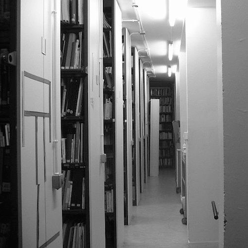 582px-Stacks_of_the_Social_Sciences_library_Descartes_CNRS (1).jpg