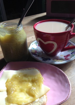 Te och rostmacka med rabarbersylt. 