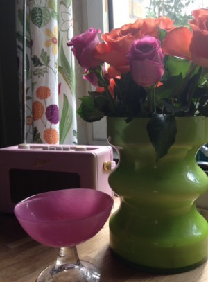 Mitt köksstilleben. Rosor från Ica maxi, de är så himla fina, älskar rosa och orange.