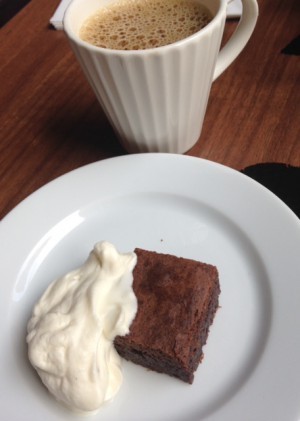 Kladdkaka med grädde och kaffe.