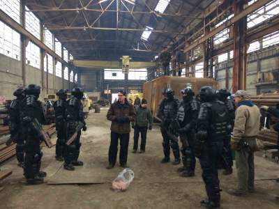 Stunt coordinator John Stead giving everyone their marching orders.