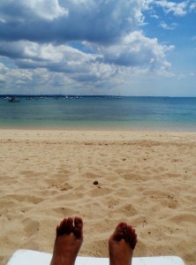 Sendirian di pantai Dar Yacht Club