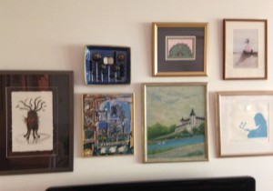 Tavlor som jag hängde igår. Först googlade jag jättelänge och åkte och köpte krokar och sen var jag så trött att jag bara spikade upp dem på måfå. Varje tavla här har en särskild betydelse för mig.