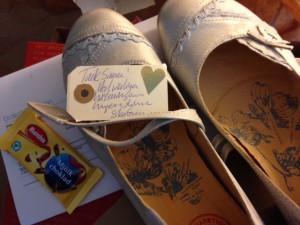 Skorna kom och jag älskar dem redan. Jag fick en handskriven lapp och choklad. Vill nu köpa alla deras skor. De heter Skoforum, på nätet.