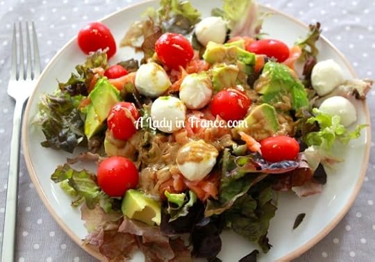 smoked salmon salad with avocado