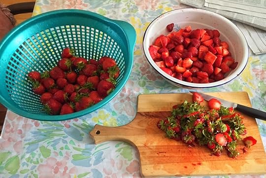 cuttingstrawberrie