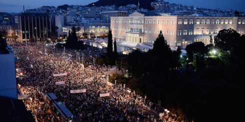 Manifestanti a favore del NO a piazza Syntagma ad Atene, 29 giugno 2015. (LOUISA GOULIAMAKI/AFP/Getty Images)