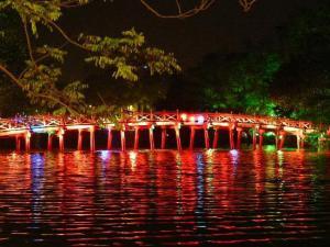 Hoan Kiem Lake like it should be..