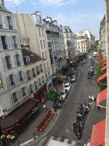 Montmartre's streets pulse with life and celebration until the wee hours, thanks to an influx of tourists visiting the Sacre-Coeur Cathedral plus the vivantes who populate the neighborhoods throughout the large area.
