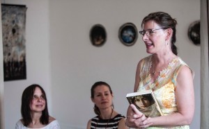 At my hostess's request, I discussed my debut novel THE JEWEL OF MEDINA and women in the early Muslim community, who led egalitarian lives under Muhammad, before an engaged audience. It was an honor to read from this book again, and to talk about the amazing A'isha, youngest and most beloved wife of the Prophet.