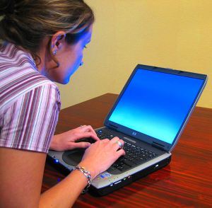 611px-Woman-typing-on-laptop2