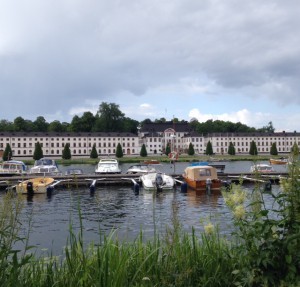 Vackra, vackra Karlbergs slott. Samtida med bland annat De skandalösa. Så ofta jag stått och fantiserat om hur det måste ha sett ut 1685