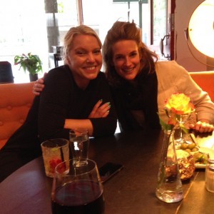 Mötte upp Carina och hennes kompis Josefine - som också är journalist. Båda dessa begåvade kvinnor har vunnit Stora journalistpriset. Så coolt.