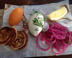 Jag åt potatisplättar med löjrom. Ja, det var precis så gott som det ser ut.