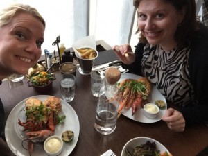 Hummer, pommes, chili-aioli och en god vän. Behöver man mer? Sen promenerade vi runt halva Kungsholmen, köpte kaffe och bulle på 7-eleven och sen åkte jag hem och det var dimma och magiskt. Bra kväll efter en bra dag. Idag MÅSTE jag rensa det där j-a avloppet.