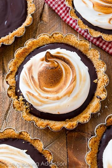 S'mores Tartlets-- who needs a campfire when you can make these easy mini s'mores tarts!?