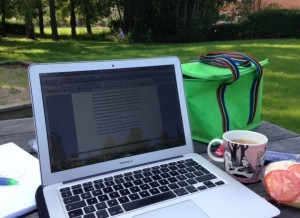 Satt ute och skrev idag. Och drack kaffe. Och åt mackor och choklad. Lyllos mig.