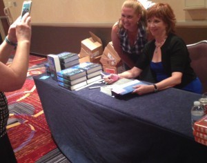 Nora Roberts - the line to her signing var ENORMOUs